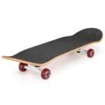 Skateboard met zwarte griplaag en houten rand, perfect voor buiten skateboardplezier.