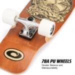 - Mooie skateboard met houten dek en witte wielen voor buitenplezier.