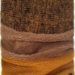 Warm multifunctionele neckwarmer in earthy tones, perfect voor outdoor activiteiten.