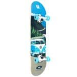 Kleurrijke skateboard met Volkswagen bus en natuurscène print, geschikt voor outdoor plezier.