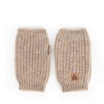 Knuffelige beige gebreide wanten voor buitenactiviteiten.