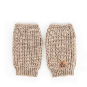 Knuffelige beige gebreide wanten voor buitenactiviteiten.