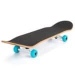 Partij, skateboard met zwarte griplaag en blauwe wielen op witte achtergrond.