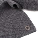 Warm grijze beanie metMerklogo, perfect voor buitenactiviteiten en comfortabele styling.
