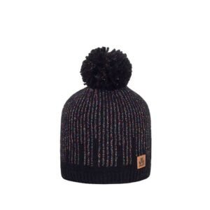 Donkergroene gebreide muts met pompon, perfect voor buiten in de winter.