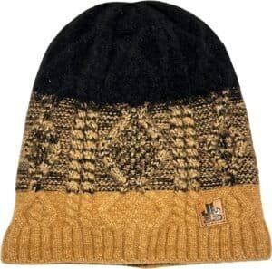 Warm gebreide wintermuts met zwart, bruin en geel patroon.