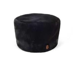 Zwarte zitzak van zacht pluche, comfortabel en stijlvol voor buiten of binnen.