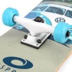 UFO skateboard met blauwe wielen en VW-logo op de plank, klaar voor outdoor avontuur.