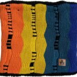 Kleurrijke gehaakte kussenhoes met zigzagpatroon in oranje, geel en blauw.