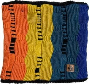 Kleurrijke gehaakte kussenhoes met zigzagpatroon in oranje, geel en blauw.