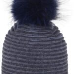 Warme gebreide wintermuts met pompom voor buitengebruik.