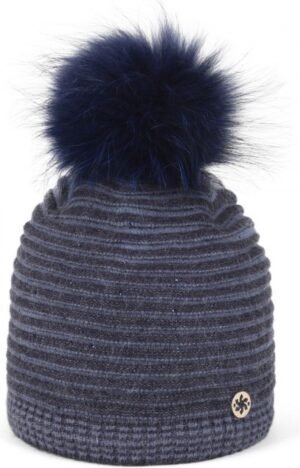 Warme gebreide wintermuts met pompom voor buitengebruik.