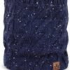 Warme wollen sjaal met kabelpatroon in royalblauw met witte details voor buitengebruik.