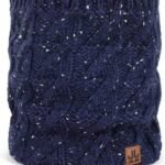 Warme wollen sjaal met kabelpatroon in royalblauw met witte details voor buitengebruik.