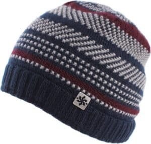 Warme gebreide wintermuts met kleurrijk patroon en metalen logo detail.