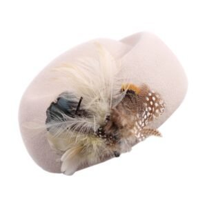 Grote dameshoed met veren en struisvogelveren, elegante accessoire voor buitenplezier.
