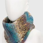 Kleurrijke gebreide sjaal op model, geschikt voor buitengebruik, warm en modieus accessoire.