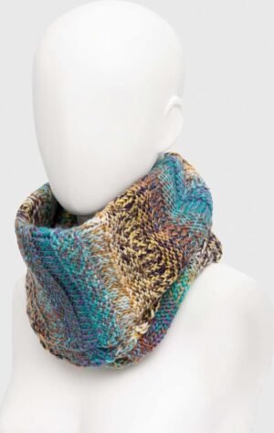 Kleurrijke gebreide sjaal op model, geschikt voor buitengebruik, warm en modieus accessoire.