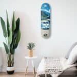 Klein skateboard met kleurrijk landschap en VW bus design, perfect voor buitenplezier.