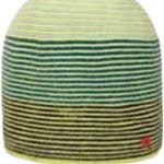 Gebreide beanie muts in groen en beige met strepen, voor buitenactiviteiten.