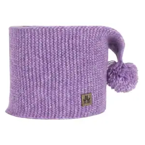 Kleine muts met pompom in zacht lila, perfect voor buitenactiviteiten.