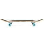 Kleurijke skateboard met blauwe wielen en houten deck voor buitenplezier.