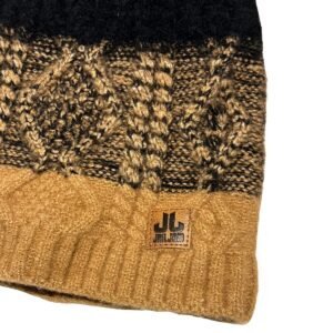 Warm wollen muts met gebreide patroon en leerlabel voor outdoor activiteiten.
