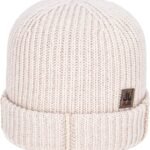 Warme gebreide muts in crème kleur met omslag en leren label voor outdoor winterdagen.