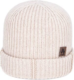 Warme gebreide muts in crème kleur met omslag en leren label voor outdoor winterdagen.