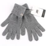 Comfortabele grijze gebreide handschoenen met ribgebreide manchetten.