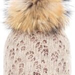 Knitted winter hat met klokmuts en bontkraag, warme accessoire voor koude dagen.
