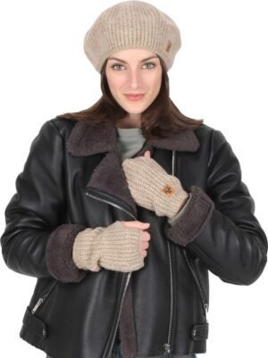 Knuffelige beige handschoenen en een bijpassende muts voor warm buitenplezier.