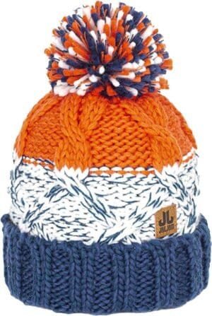 Warm gebreide winter muts met kleurrijke pompon en kabelpatroon voor outdoor plezier.