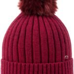 Donkerrood gebreide muts met pompon, warme winteraccessoire.