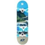 Vrolijke skateboard met Volkswagen bus en berglandschap print, perfect voor buitenplezier.