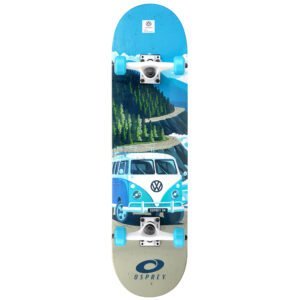 Vrolijke skateboard met Volkswagen bus en berglandschap print, perfect voor buitenplezier.