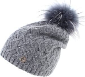 Knitted winterhat met pailletten en faux fur Pompon, ideaal voor buiten in de kou.