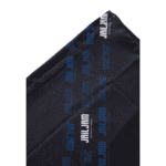 Zwarte skateboardkleding met logo en tekst details.