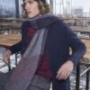 Heren in winterkleding op terras met uitzicht, koude sfeer, stijlvolle accessoires.