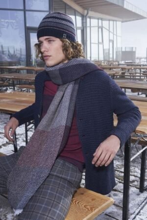 Heren in winterkleding op terras met uitzicht, koude sfeer, stijlvolle accessoires.