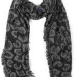 Gebreide sjaal met luipaardprint in grijs en zwart, warm en stijlvol accessoire.