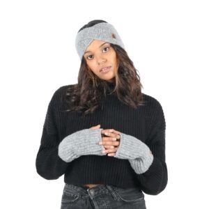 Knusse grijze wanten en een hoofdband, modieus en comfortabel voor de winter.