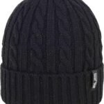 Donkerblauwe gebreide wintermuts met kabelpatroon en merklabel.