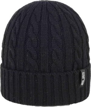 Donkerblauwe gebreide wintermuts met kabelpatroon en merklabel.