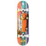 Kleurige skateboard met vintage bus en palmboom design, ideaal voor buitenplezier en skatepark gebruik.