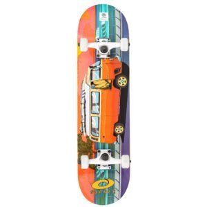 Kleurige skateboard met vintage bus en palmboom design, ideaal voor buitenplezier en skatepark gebruik.