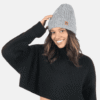 Knuffige winterhoedje en zwarte sweater voor dames, perfect voor buiten in koude dagen.