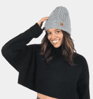 Knuffige winterhoedje en zwarte sweater voor dames, perfect voor buiten in koude dagen.