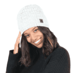 Knieuwite wollen muts vrouw smiling outdoor winter accessoire.