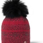 Warme rode gebreide_ACCESSOIRES_Muts met grote faux fur pompom voor buitenactiviteiten.